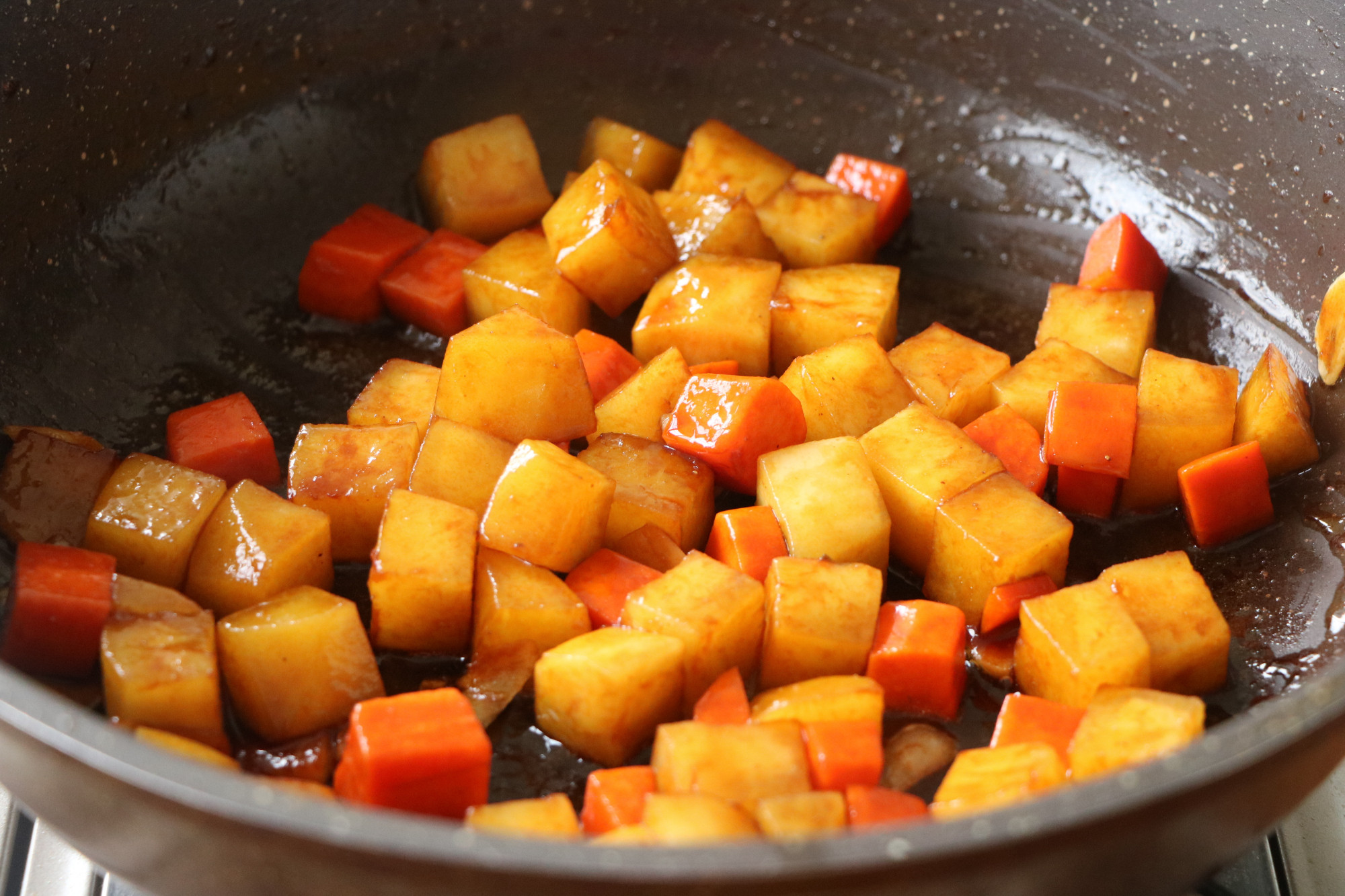 天氣降溫，懶人燜飯做起來，飯菜一鍋出，省時省力，家人超愛吃