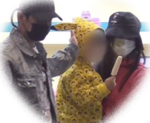 baby陪儿子玩耍后开工，小海绵机场送别妈妈，不哭不闹超乖巧