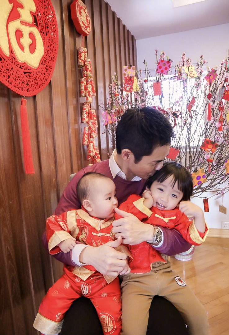 郑嘉颖次子满一周岁，陈凯琳晒照为其庆生，弟弟和哥哥像双胞胎