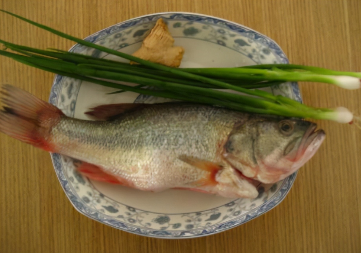 做清蒸魚，總有人放“料酒和鹽”，難怪做得不好吃！ 分享正確做法