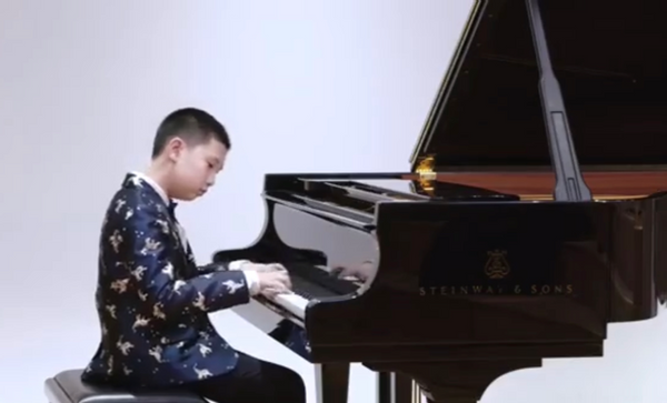 林永健10岁儿子大变样，五官长开留平头无星味，