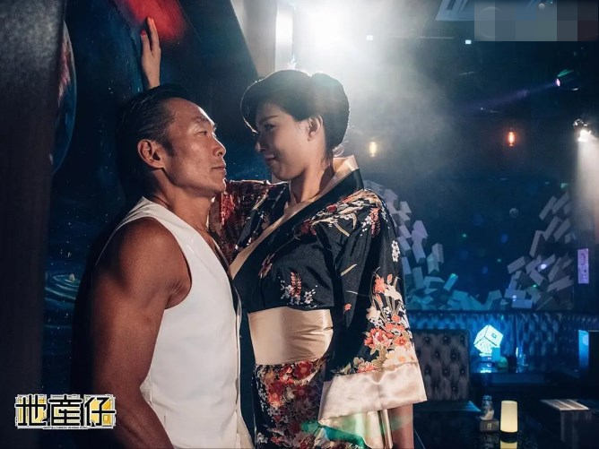 巨星郑浩南小县城唱破嗓，曾成就周润发，落魄时老婆要他演风月片