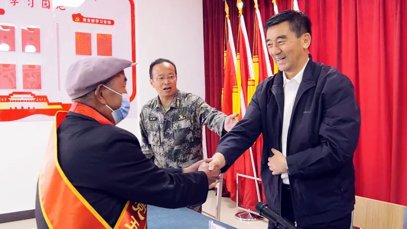 6月25日,师市党委书记,四师政委谢强以普通党员身份参加七十七团八连