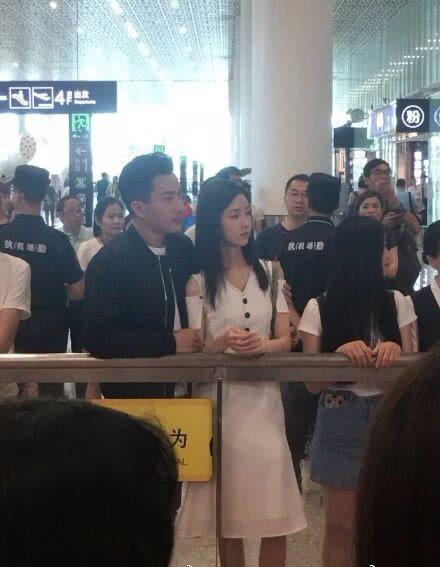 刘恺威疑似新恋情曝光，贴身紧搂陈都灵，两人