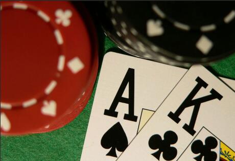 德州撲克｜牌局分析：用AK對抗一個強範圍