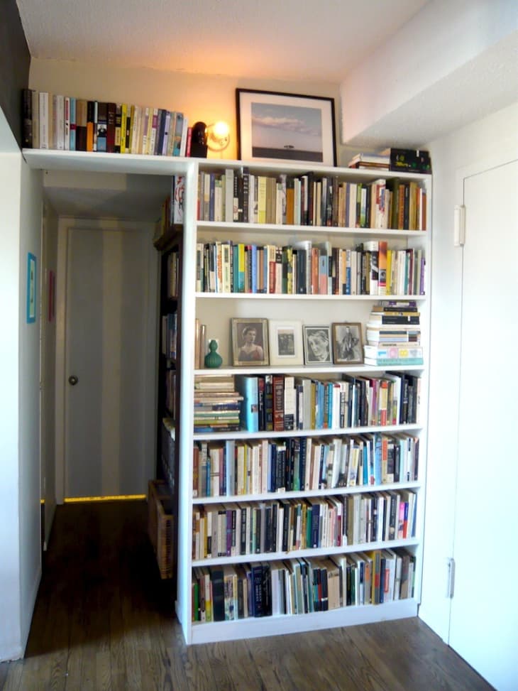 难以相信这么小的客厅居然可以安放书架