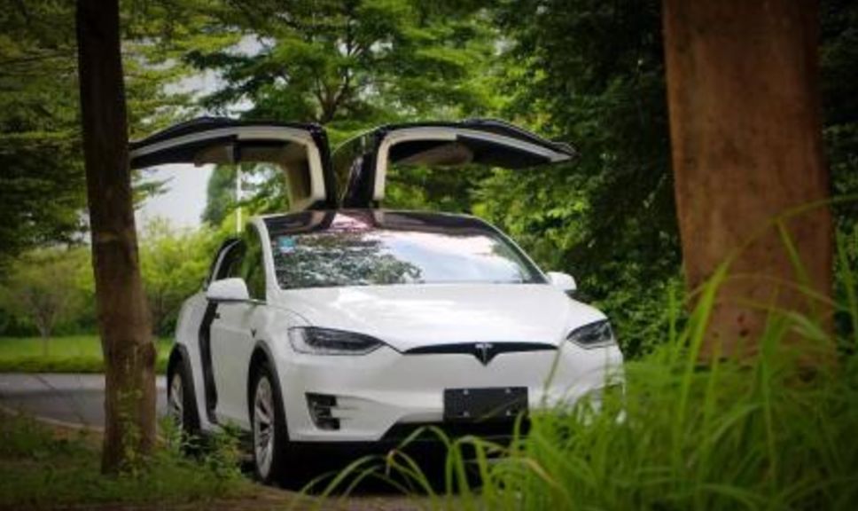 保时捷Mission E，这才是特斯拉降价16万的秘密