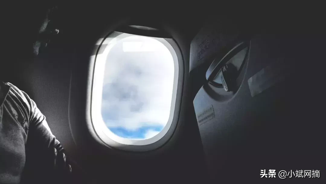 又小又圆的飞机窗户，竟然承载着万万人的生命？看完我信了