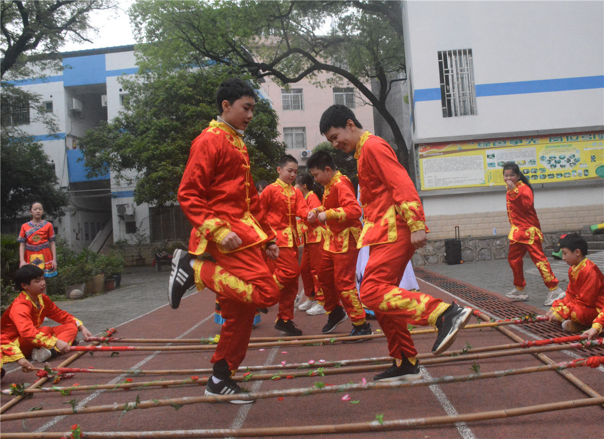 秀峰区桥头小学开展民族团结一家亲文明活动(图27)