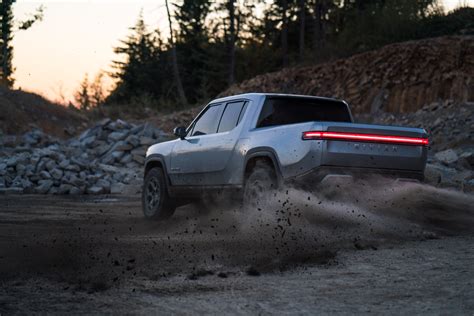 里维安Rivian R1T和R1S将出示车对车相互之间电池充电作用