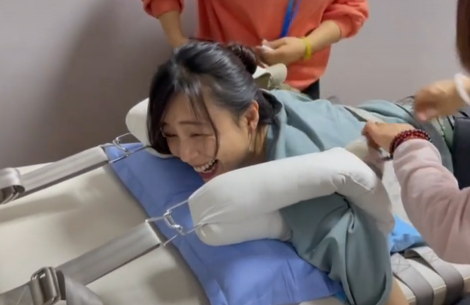 41岁张静初罕露面，做牵引治疗被吓一跳，因太瘦了医生感叹绑不住