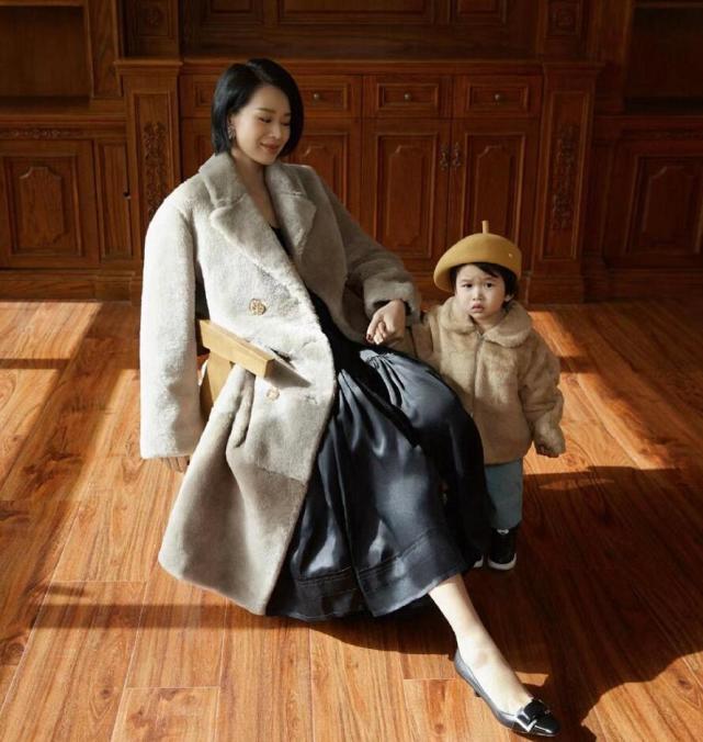 胡杏兒首度攜小兒子合體登雜誌，不滿2歲的李奕霖撇嘴皺眉像哭過