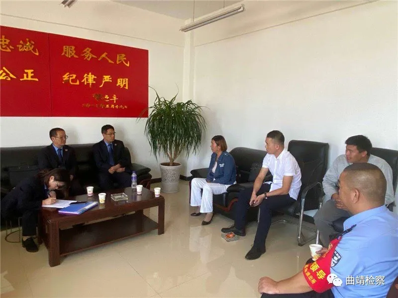申诉人主动给曲靖市人民检察院送来锦旗
