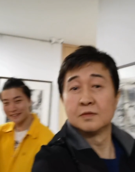 付笛声一家与董文华夫妇聚会！58岁董文华状态佳，私下性格超活泼