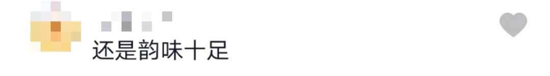 43岁锐舞天后爱戴穿紧身短裙，侧趴沙发秀大长腿，却被勒出赘肉