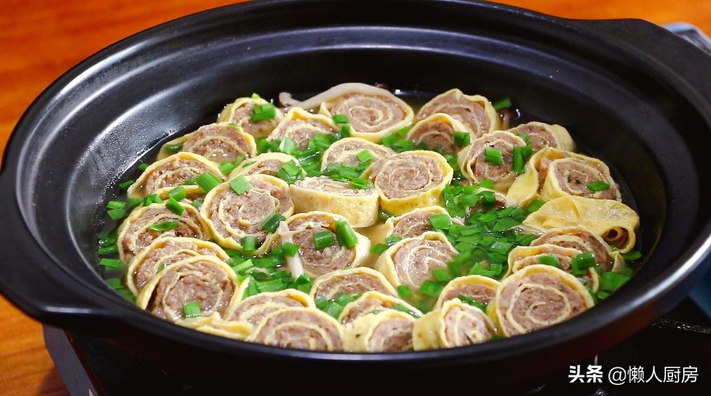 猪肉配上莲藕，既是汤又是菜，加上一点韭菜后，吃起来特别的鲜