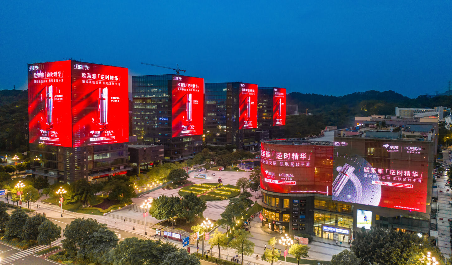 刘强东这是花了多少钱啊！京东巨幅广告占据各大城市地标