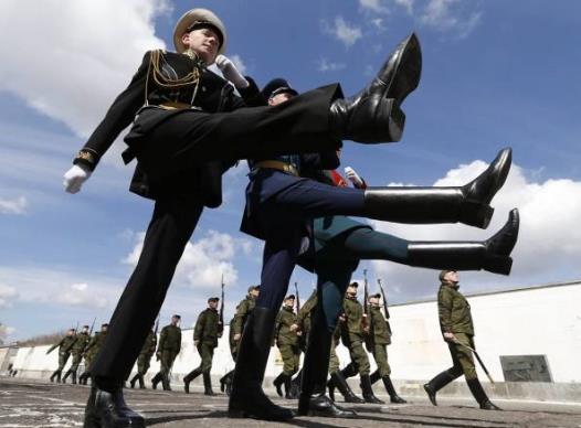 美国竟做出这种事！特殊日子泼俄罗斯冷水，2700万人功绩被抹