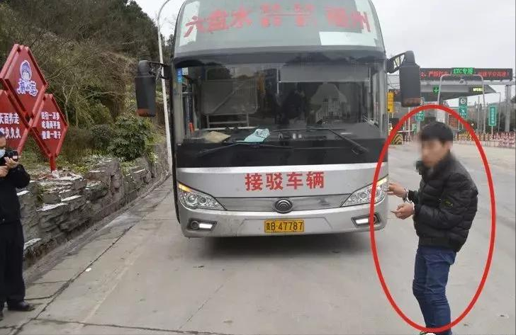 载39人大巴高速行驶，司机突遭乘客拿锤暴力砸头！方向盘上全是血