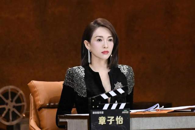 章子怡抱胖儿子下车被累垮！戴粉帽子好少女，