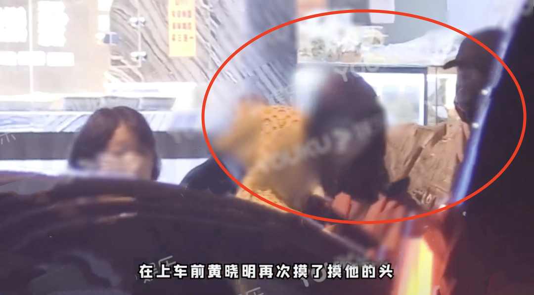黃曉明一家三口罕見同框，帶小海綿看病后買雪糕，畫面幸福溫馨