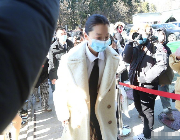 Spring late couplet platoon: Qin Hailu takes vacuum cup, yang Mi publicizes the film with guaze mask, ni Ni wears cape to become short