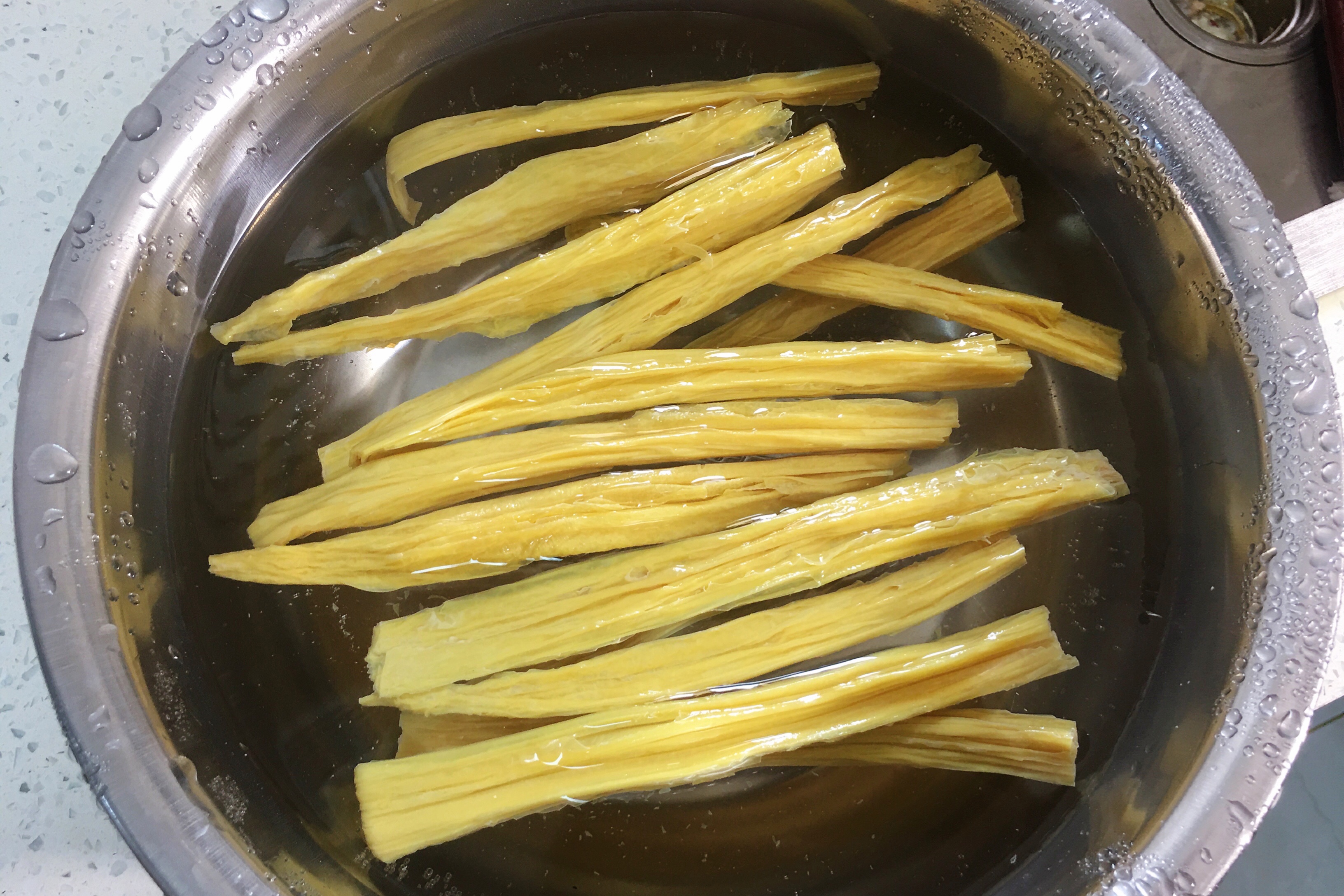 泡腐竹，是用涼水還是熱水？ 學會這個竅門，泡得又快又韌還沒硬芯
