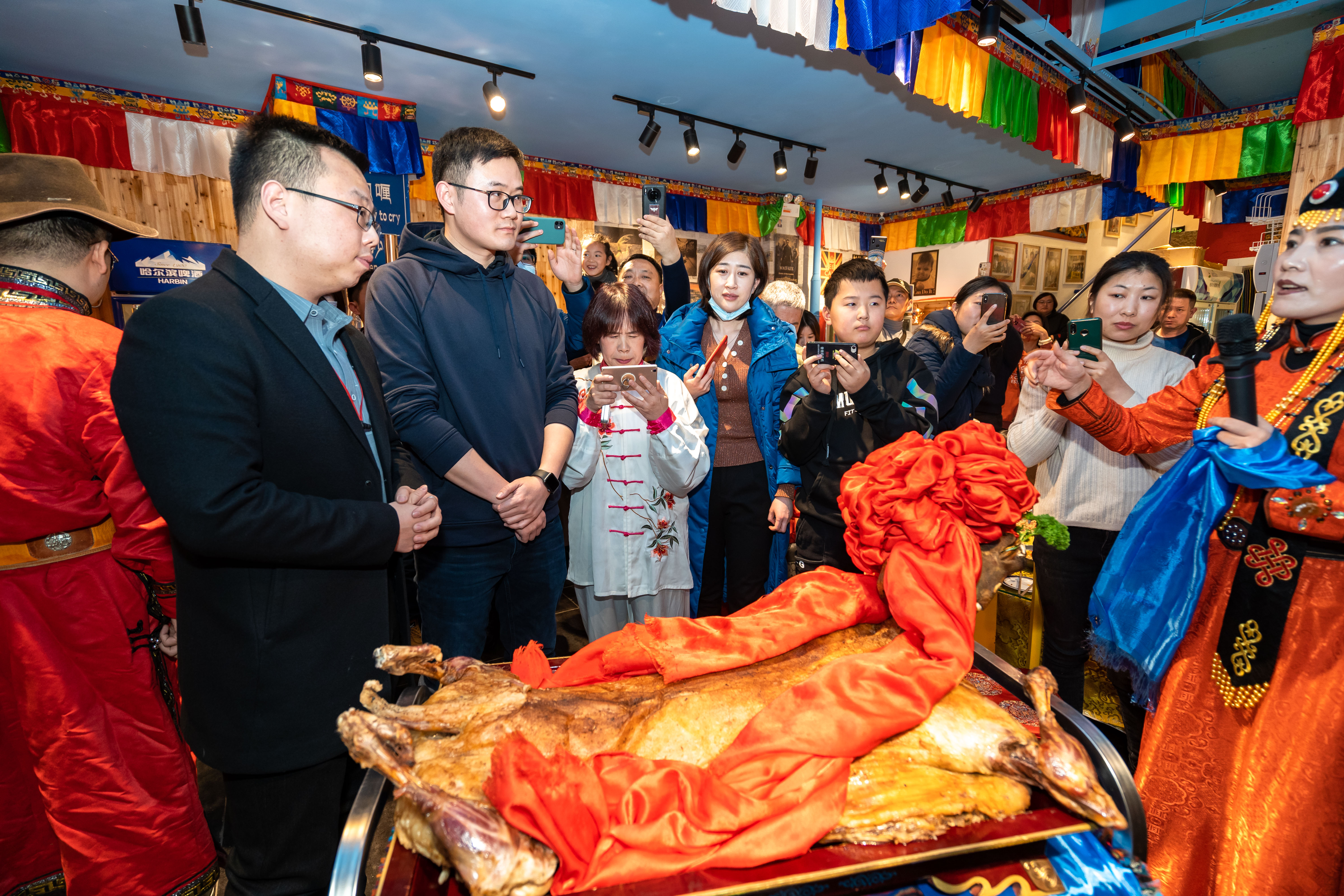 正式进入开吃环节,各色蒙古特色美食逐一上桌,不仅有外焦里嫩的烤全羊