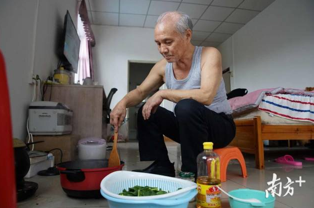 登上人民大会堂，与刘德华共唱，是谁揭穿了“天才指挥家”的谎言