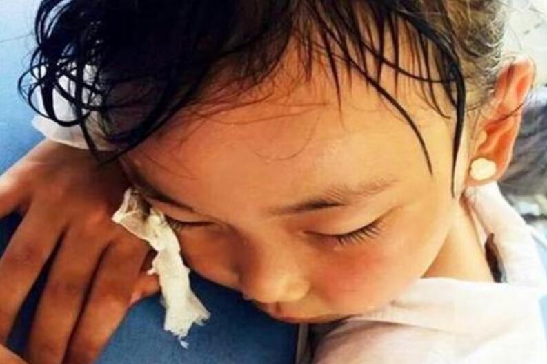 孩子一睡觉就出汗，别总以为是缺钙！父母记住3个“关键词”
