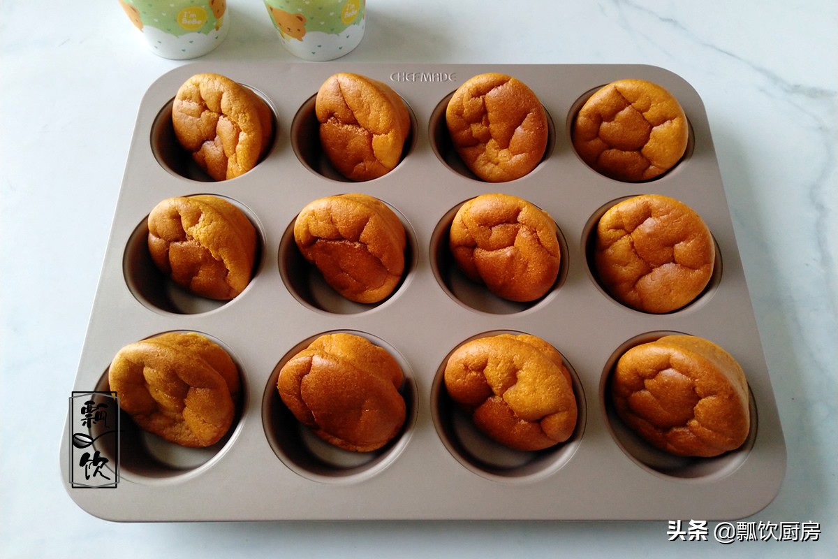 九月南瓜香，做成可口小蛋糕，营养又美味，孩子用手拿着吃超棒