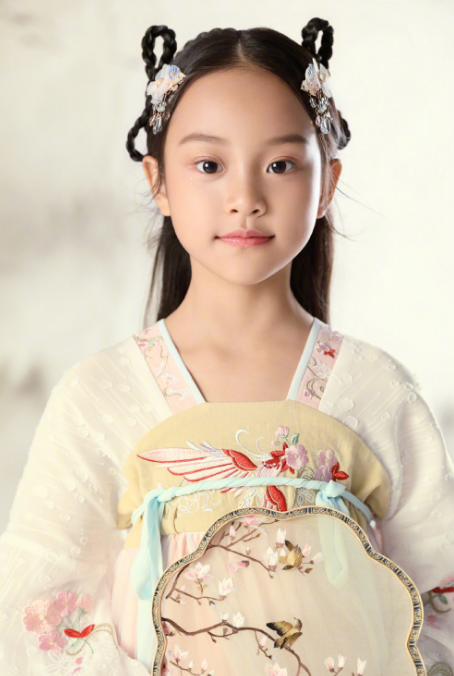 李小鵬為女兒慶9歲生日，奧莉長成大姑娘，大方自信越長越像媽媽