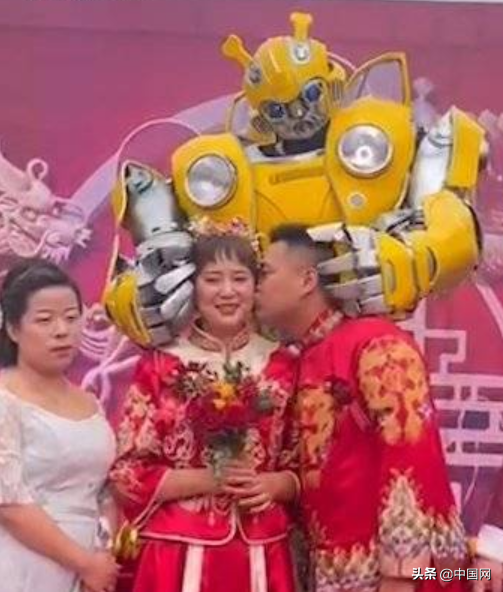 姐姐结婚弟弟穿2.8米战甲护航 究竟怎么一回事?