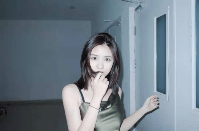 汪峰大女儿近照曝光，16岁小苹果化浓妆衣着性感，气质显成熟