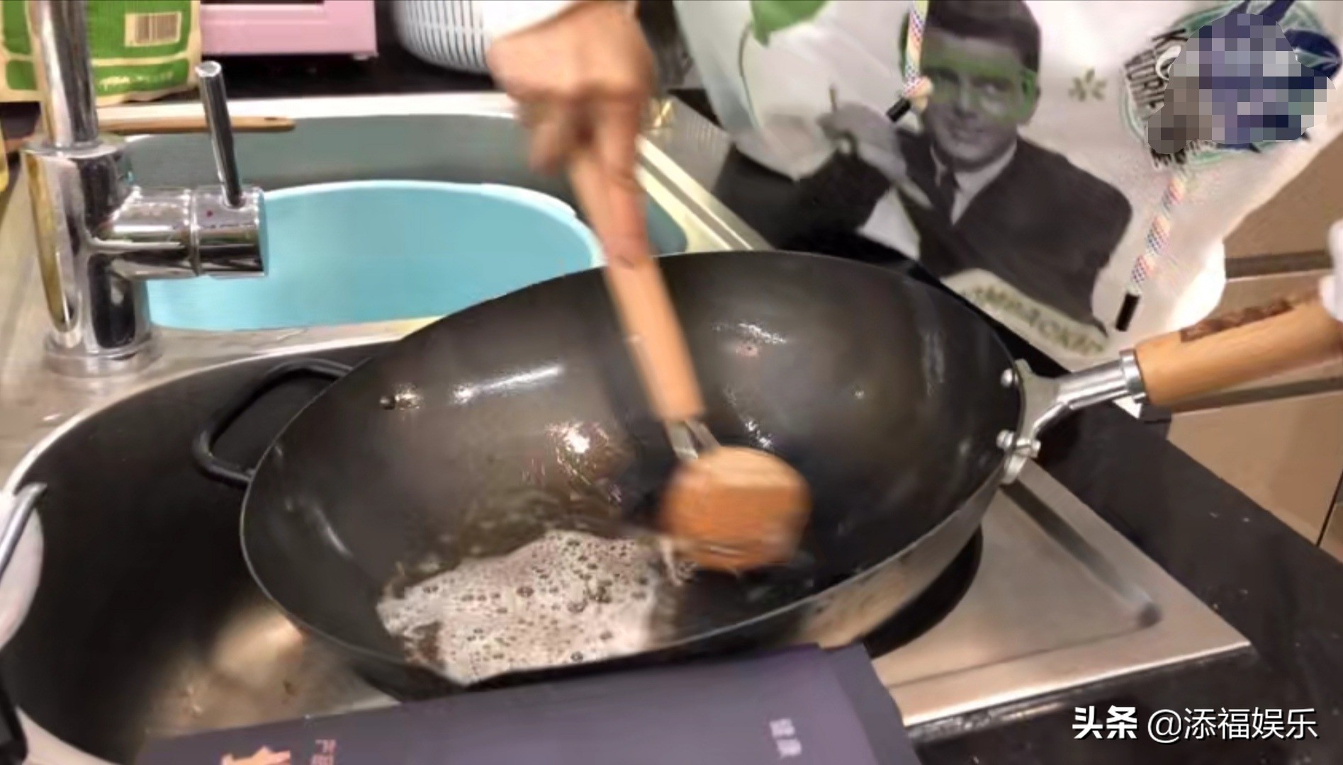 美食博主林允尝试新技能，惨遭滑铁卢，穿白衣唯恐油渍溅衣服