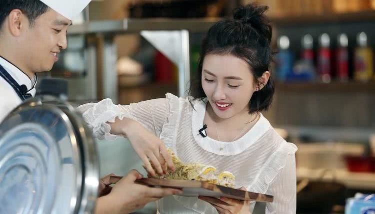 公公婆婆都是著名演员，可她出道多年而不红，