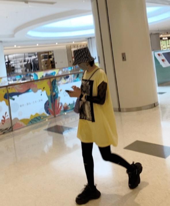 唐艺昕刚生完孩子独自逛街，身形走样还没老公陪伴，背影略显落寞