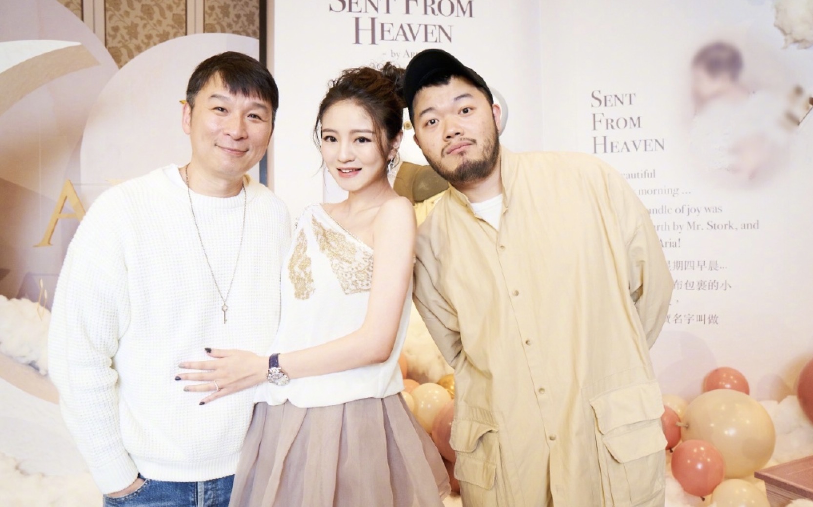 安以轩晒照为女儿庆双满月，一人抱俩妈妈力max，兄妹长相相似