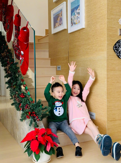李小鵬為女兒慶9歲生日，奧莉長成大姑娘，大方自信越長越像媽媽