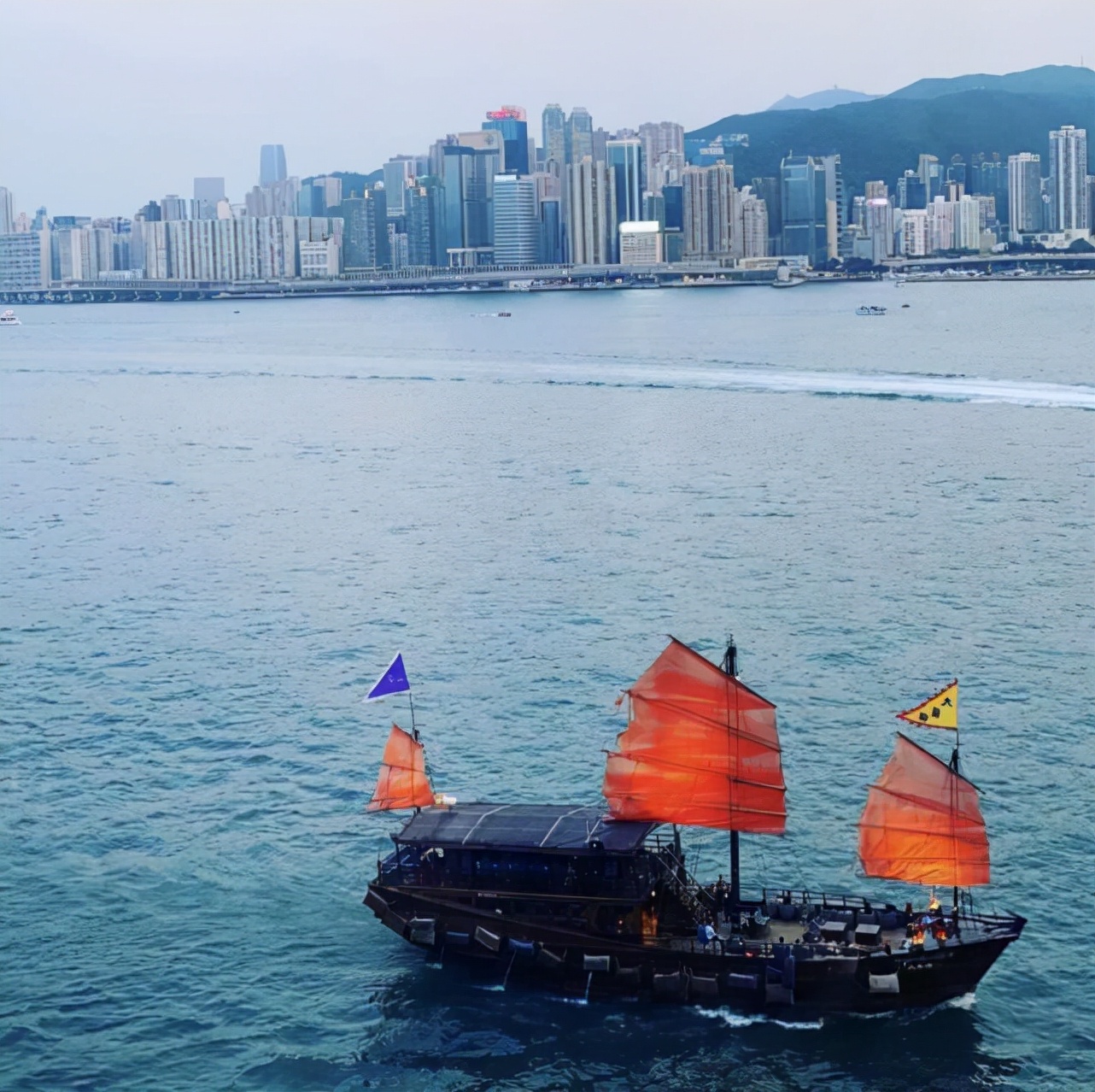 梁咏琪一家三口散步，6岁女儿身高快到妈妈肩膀，五官精致超漂亮