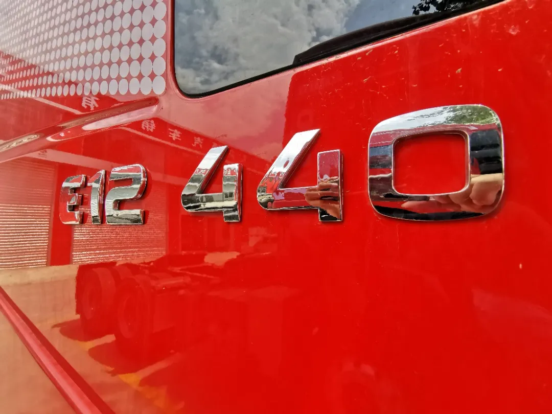 自重8.8吨的上汽红岩杰狮C6天然气牵引车 搞煤矿