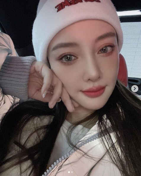 李小璐帶女兒滑雪，吐槽甜馨長太重卻抱著不撒手，母女同框超有愛