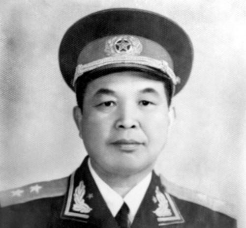 建国后，司令的警卫员发现一名乞讨老太，一问才知是首长的老母亲