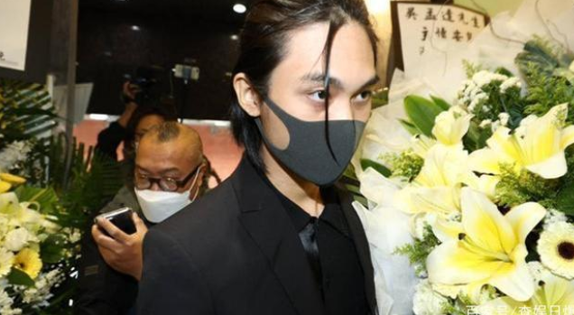 达哥小儿子在葬礼后被网暴，就因为笑了下？网