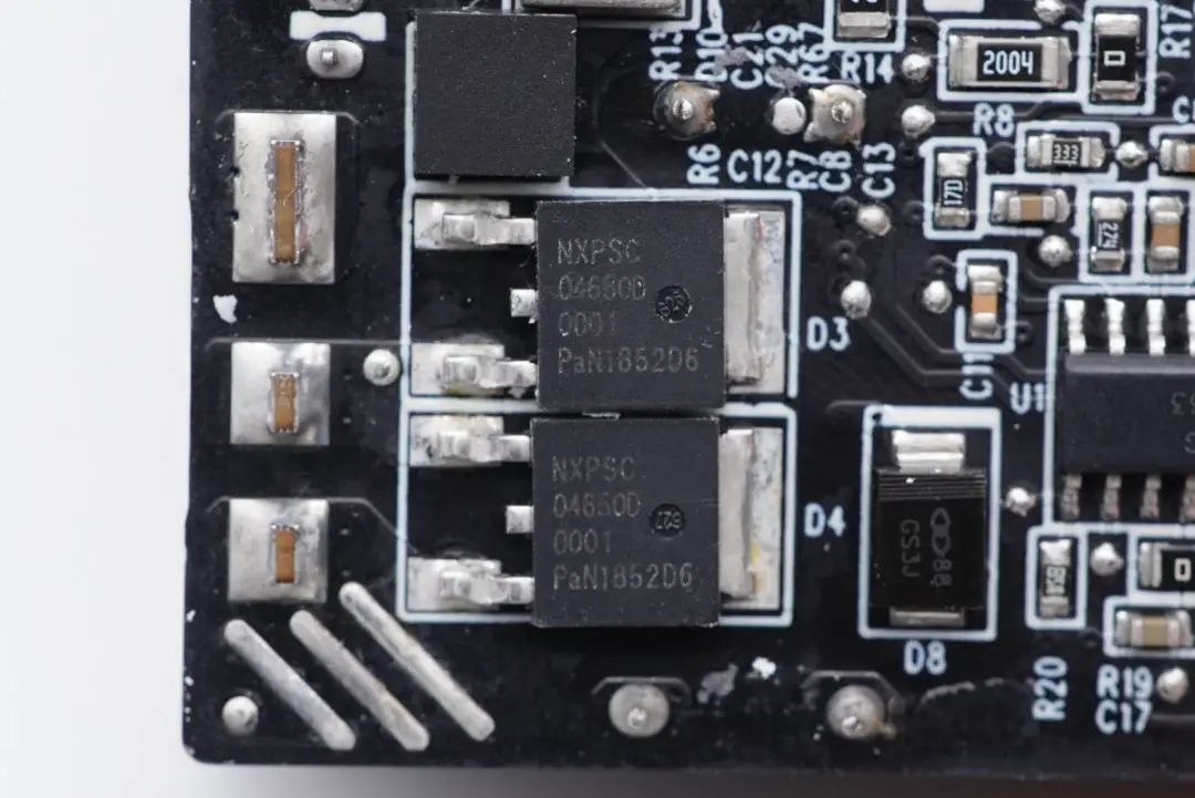 华硕最强游戏本标配300W电源，内置4颗氮化镓，内部结构揭晓