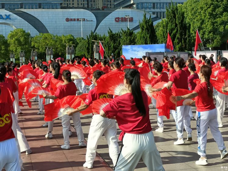 舞动湘潭”万人同跳大型排舞展演湘潭主会场启动活动圆满成功
