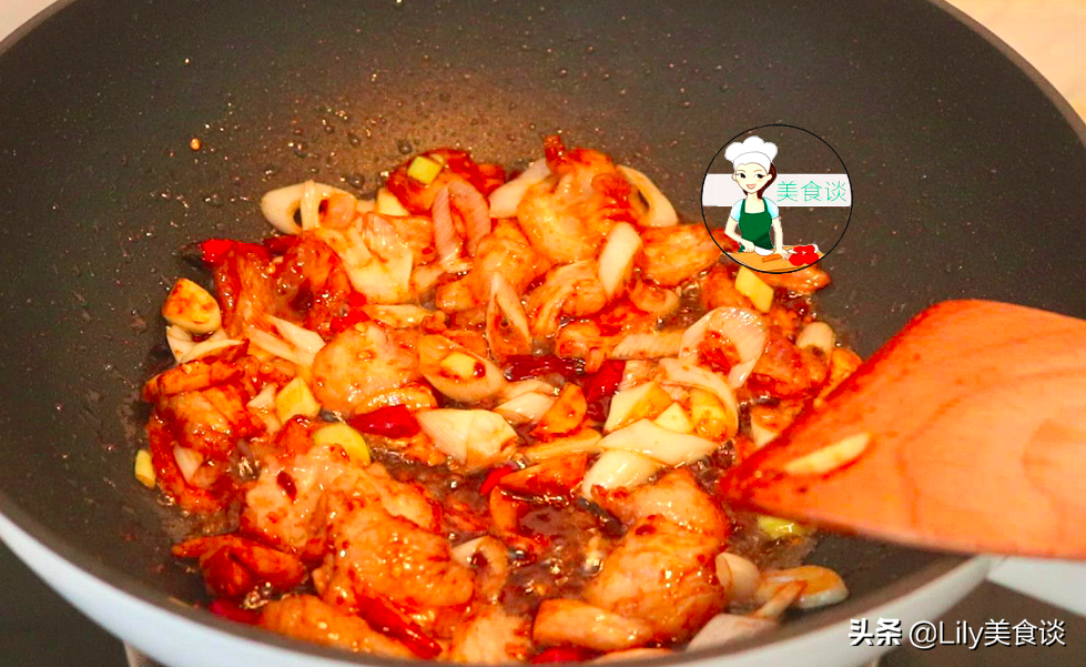 白菜燉豆腐時，先燉豆腐還是先炒白菜？ 都不對，大廚教你正確做法