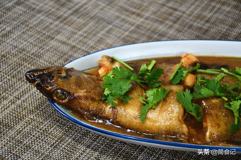 燒魚時，別再加酒加醋去腥了！ 教你這樣做，魚肉細嫩，上桌就吃光