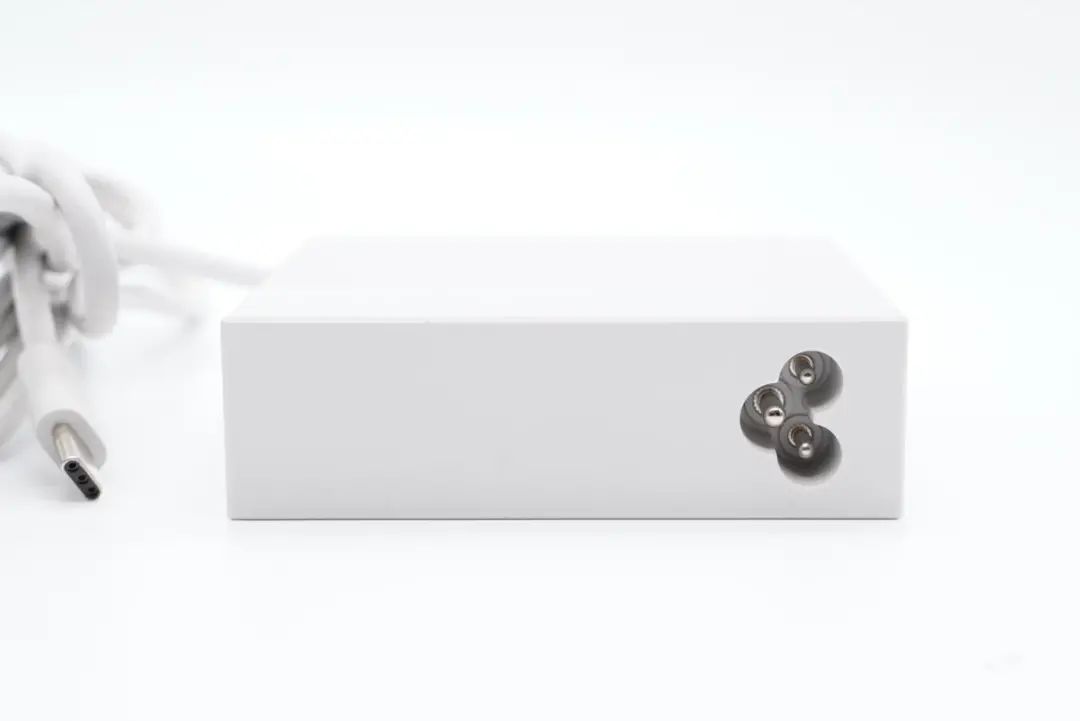 华硕最强游戏本标配300W电源，内置4颗氮化镓，内部结构揭晓