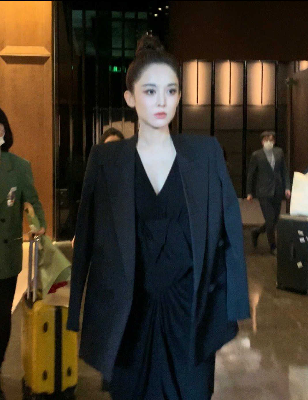古力娜扎活动生图照片,女神凸显婀娜身材曲线-网友赞叹